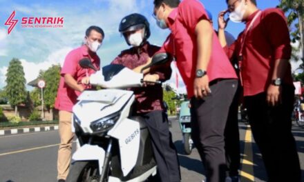 Klungkung’s Regent Brings Electric Motorcycle to Office